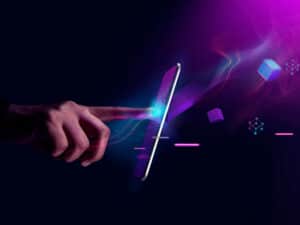 Imagem tecnológica mostra a conexão entre homem e máquina através de um dedo encostando em uma tela de tablet ou smartphone